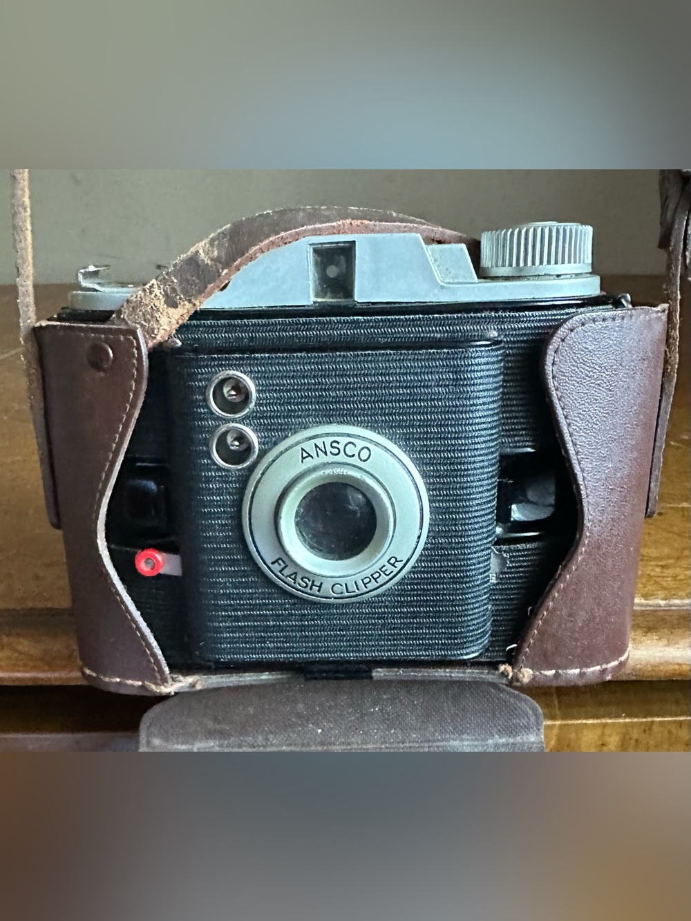 Flash Clipper Vintage Camera in Black with Brown Case